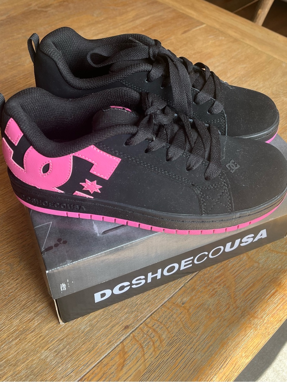 Brand new in box DC Shoes Court Graffik black/pink skateboarding sneakers shoes